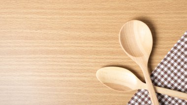Tahta kaşık ve mutfak havlusu