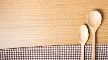 Tahta kaşık ve mutfak havlusu