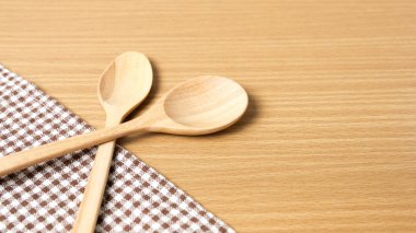 Tahta kaşık ve mutfak havlusu