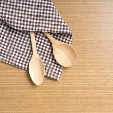 Tahta kaşık ve mutfak havlusu