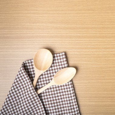 Tahta kaşık ve mutfak havlusu