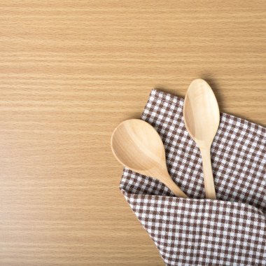 Tahta kaşık ve mutfak havlusu