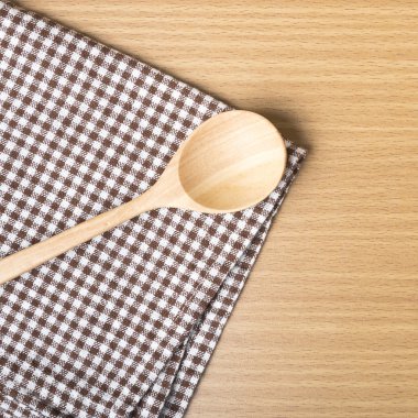 Tahta kaşık ve mutfak havlu