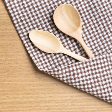 Tahta kaşık ve mutfak havlusu