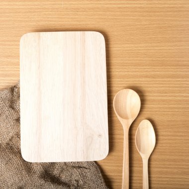 Kesme tahtası ve tahta kaşıklar