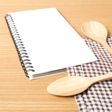 Defter ve mutfak araçları