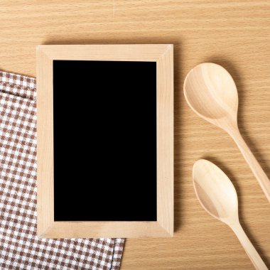 Yazı tahtası ve tahta kaşıklar