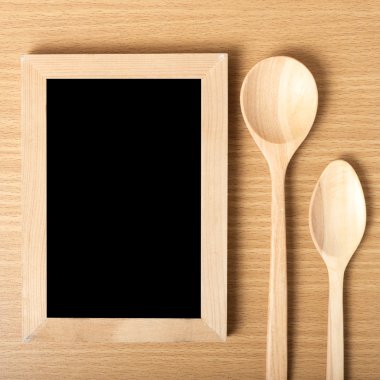 Yazı tahtası ve tahta kaşıklar