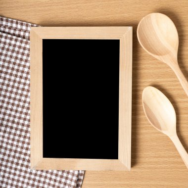 Yazı tahtası ve tahta kaşıklar