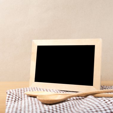 Yazı tahtası ve tahta kaşıklar