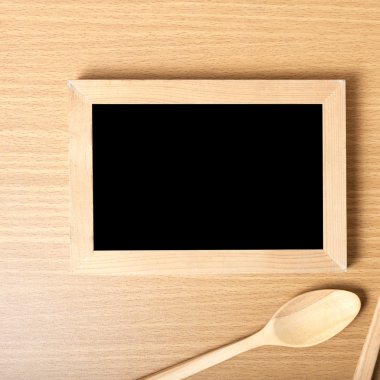 Yazı tahtası ve tahta kaşıklar