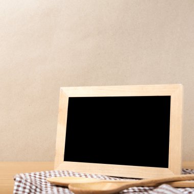 Yazı tahtası ve tahta kaşıklar