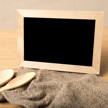 Yazı tahtası ve tahta kaşıklar