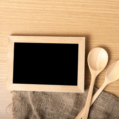 Yazı tahtası ve tahta kaşıklar