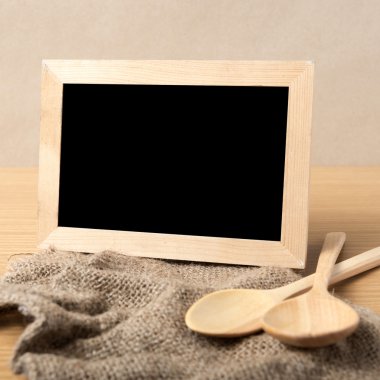 Yazı tahtası ve tahta kaşıklar