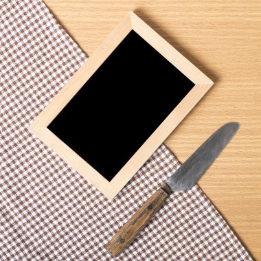 Yazı tahtası ve havlu üzerinde bıçak