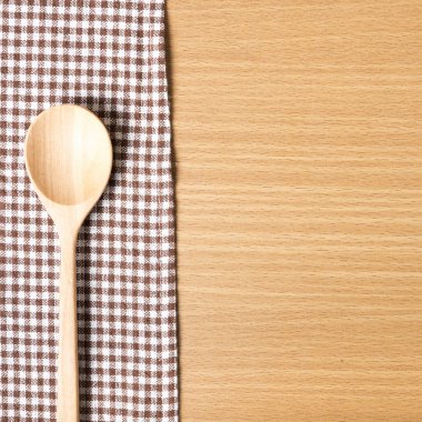 Tahta kaşık ve mutfak havlu