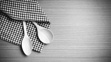 Tahta kaşık ve mutfak havlusu