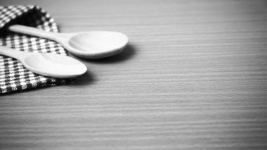 Tahta kaşık ve mutfak havlusu