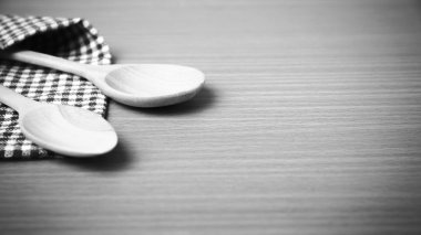 Tahta kaşık ve mutfak havlusu