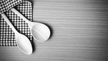 Tahta kaşık ve mutfak havlusu