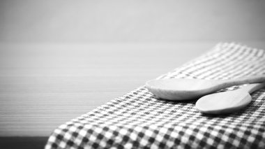 Tahta kaşık ve mutfak havlusu