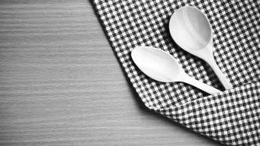 Tahta kaşık ve mutfak havlusu