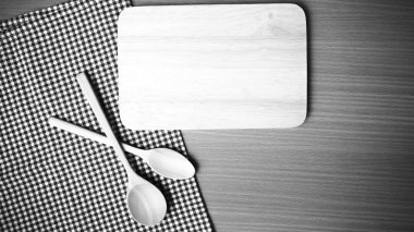 Kesme tahtası ve tahta kaşıklar