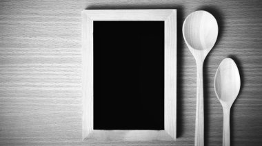 Yazı tahtası ve tahta kaşıklar