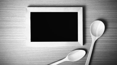 Yazı tahtası ve tahta kaşıklar