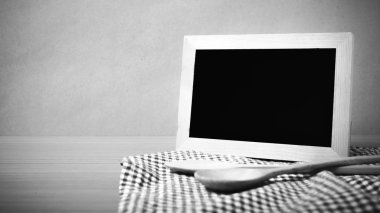 Yazı tahtası ve tahta kaşıklar