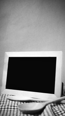 Yazı tahtası ve tahta kaşıklar