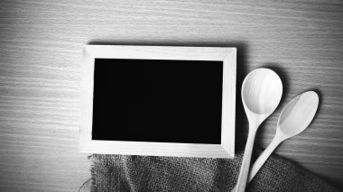 Yazı tahtası ve tahta kaşıklar