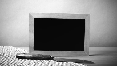 yazı tahtası ve bıçak masada