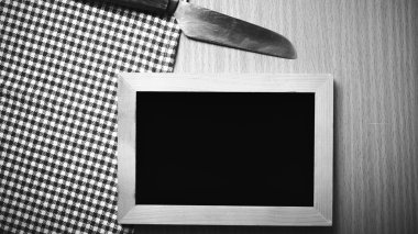 yazı tahtası ve bıçak masada