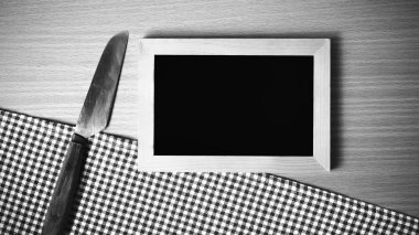 yazı tahtası ve bıçak masada