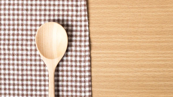 Cuchara de madera y toalla de cocina — Foto de Stock