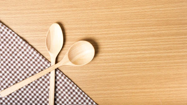 Tahta kaşık ve mutfak havlusu