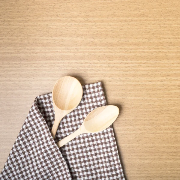Tahta kaşık ve mutfak havlusu
