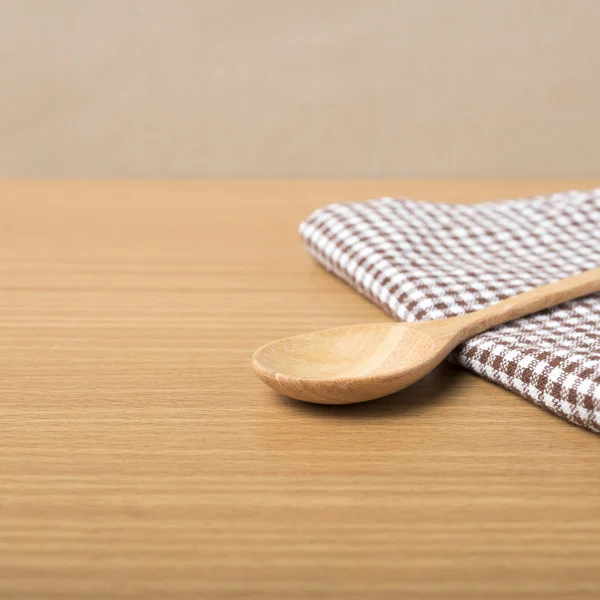Cuchara de madera y toalla de cocina — Foto de Stock