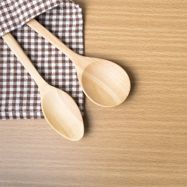 Tahta kaşık ve mutfak havlusu