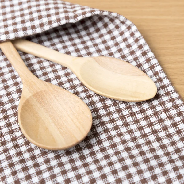 Cucharas de madera y toalla de cocina — Foto de Stock