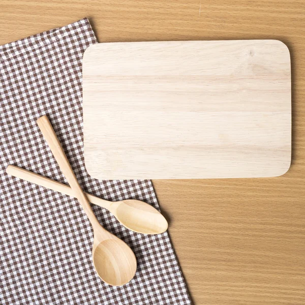 Kesme tahtası ve tahta kaşıklar