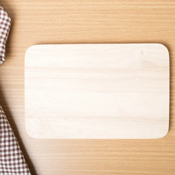 Placa de corte e toalha de cozinha — Fotografia de Stock