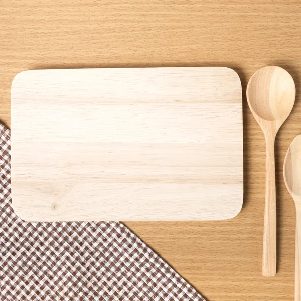 Kesme tahtası ve tahta kaşıklar