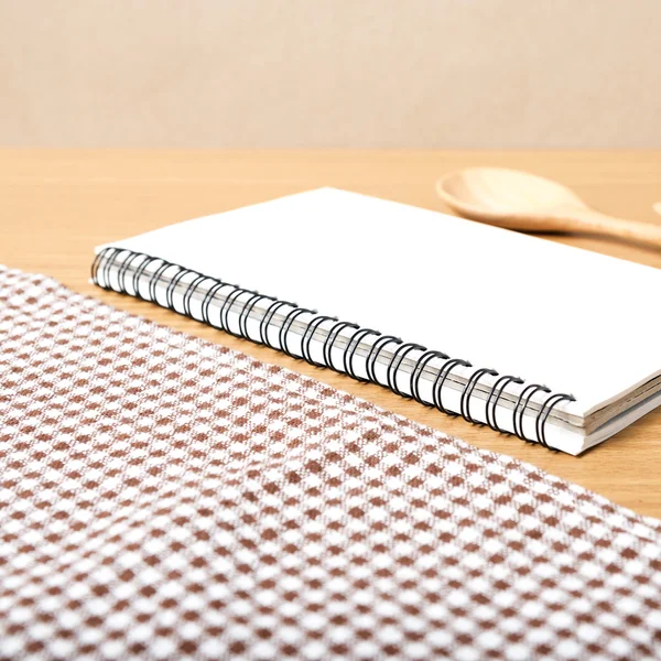 Defter ve mutfak araçları