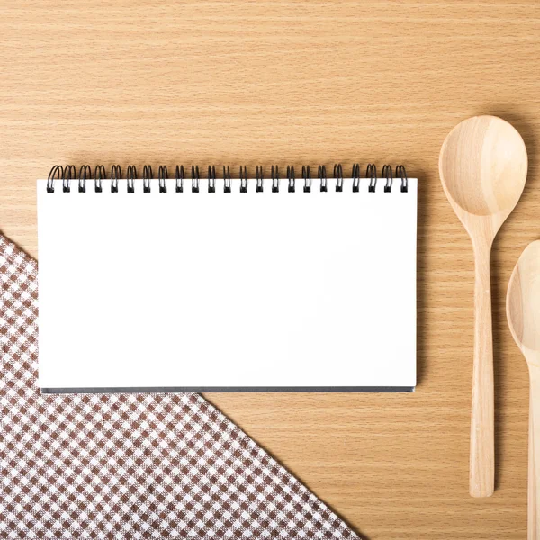 Defter ve mutfak araçları