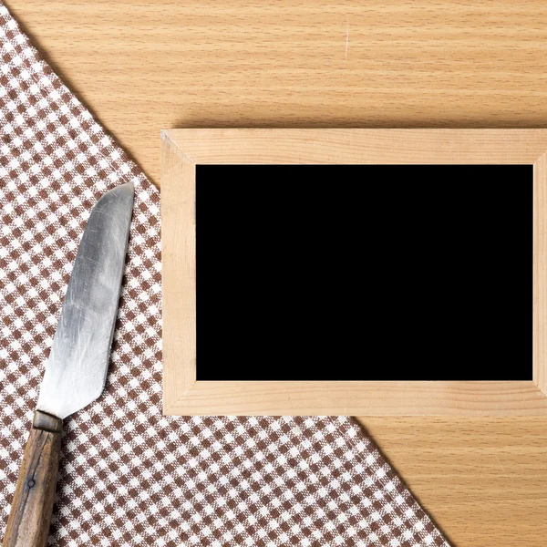 Pizarra y cuchillo en toalla — Foto de Stock
