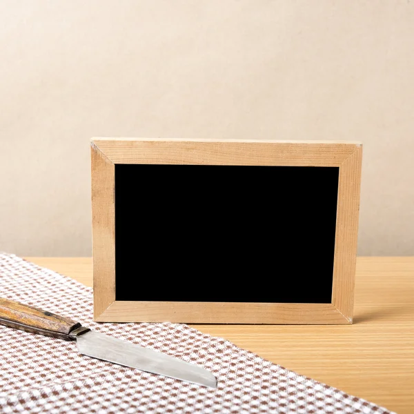 Yazı tahtası ve havlu üzerinde bıçak