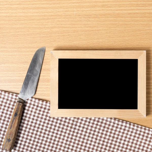 Yazı tahtası ve havlu üzerinde bıçak